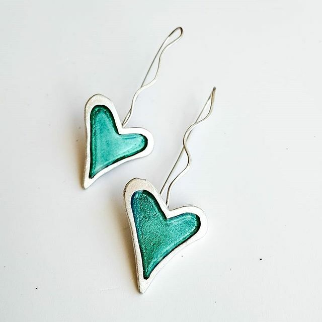 CREATEbyMaria's tweet photo. ✨ Turquoise heart earrings ✨
Sterling silver, resin, pigments. https://t.co/vYYVxLbjWq https://t.co/II6pPfKAKV