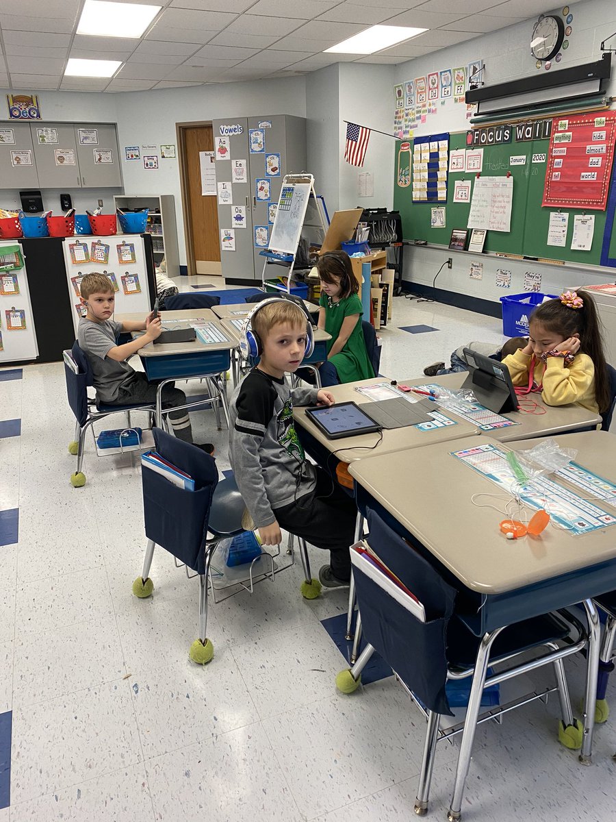MrsBergerson's tweet photo. Using the iPads to learn about Martin Luther King Jr. #Blasdellbees https://t.co/U78dtdJuYy