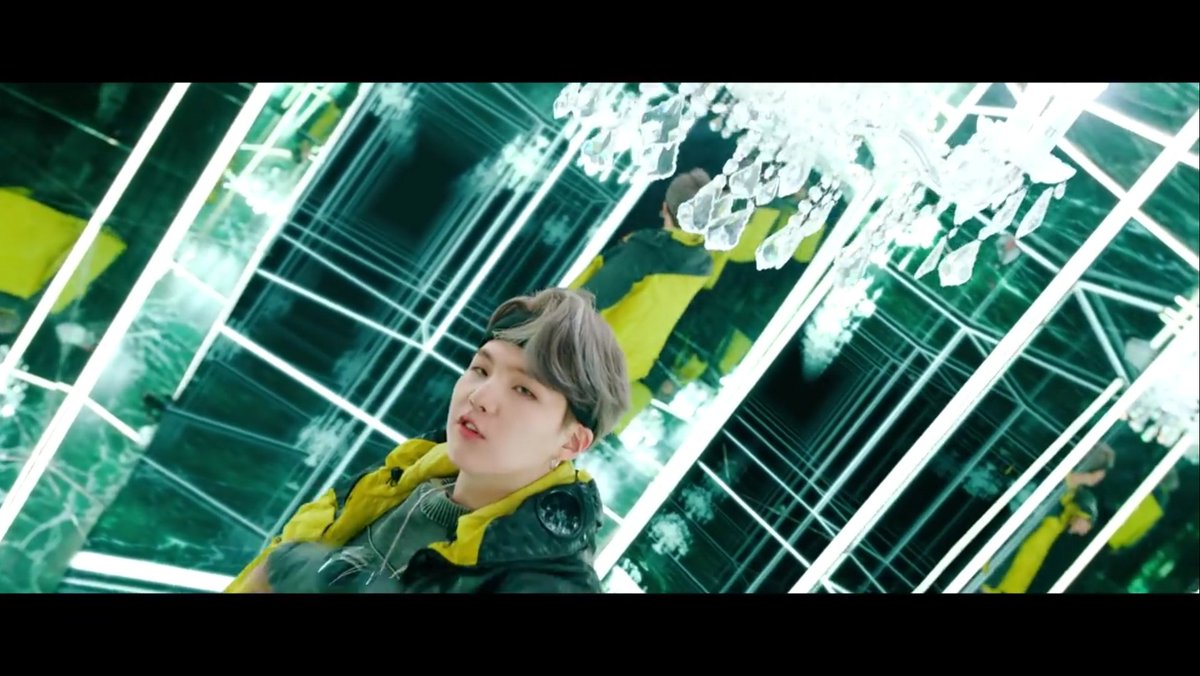 Barefeet_Tae's tweet photo. And.. More chandeliers..
#ShadowIsHere #MinYoongi #MOTS7isComing #Shadow #SHADOW40M https://t.co/Z3AIkIsSof