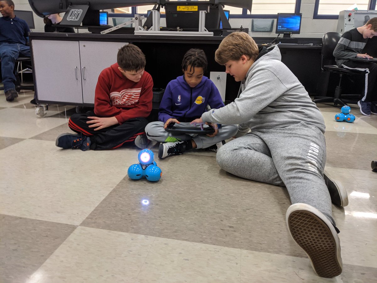 FranseeTech's tweet photo. 6th grade Tech Ed students applying their coding skills with Dash robots from @OaklandSchools! #CMSCode #cmakers #wonderworkshop https://t.co/SShsgNGSZs