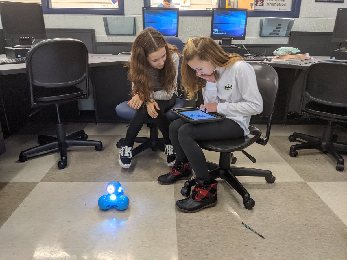 FranseeTech's tweet photo. 6th grade Tech Ed students applying their coding skills with Dash robots from @OaklandSchools! #CMSCode #cmakers #wonderworkshop https://t.co/SShsgNGSZs