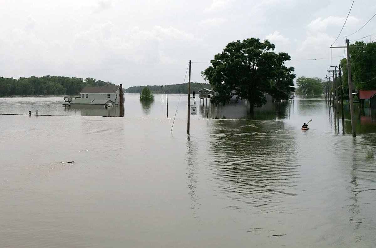 MetcalfURI's tweet photo. In the face of #majorflood predictions, #FEMA has a strong message for Illinois and Missouri residents before #disaster strikes. Check out @MetcalfURI alum @StoriesByEli's story @stlpublicradio. https://t.co/AAOF1cGjgg #ExtremeWeather https://t.co/tFxXZGpo0a