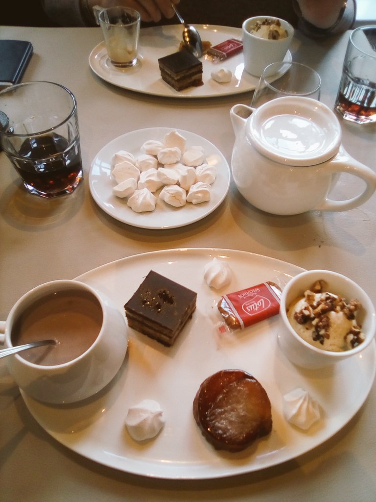 cowboyautodiag's tweet photo. hello twi ! après 20 ans à trimer pour faire bouillir la marmite mon père a enfin eu l'opportunité de faire ce pour quoi il est réellement fait ,la cuisine ! ça s'appelle l'estaminet du moulin à Halluin (12€ le menu :))
vs pouvez  rt pour le faire connaître de tous , merci ❤️ https://t.co/M1iJ0eiggo