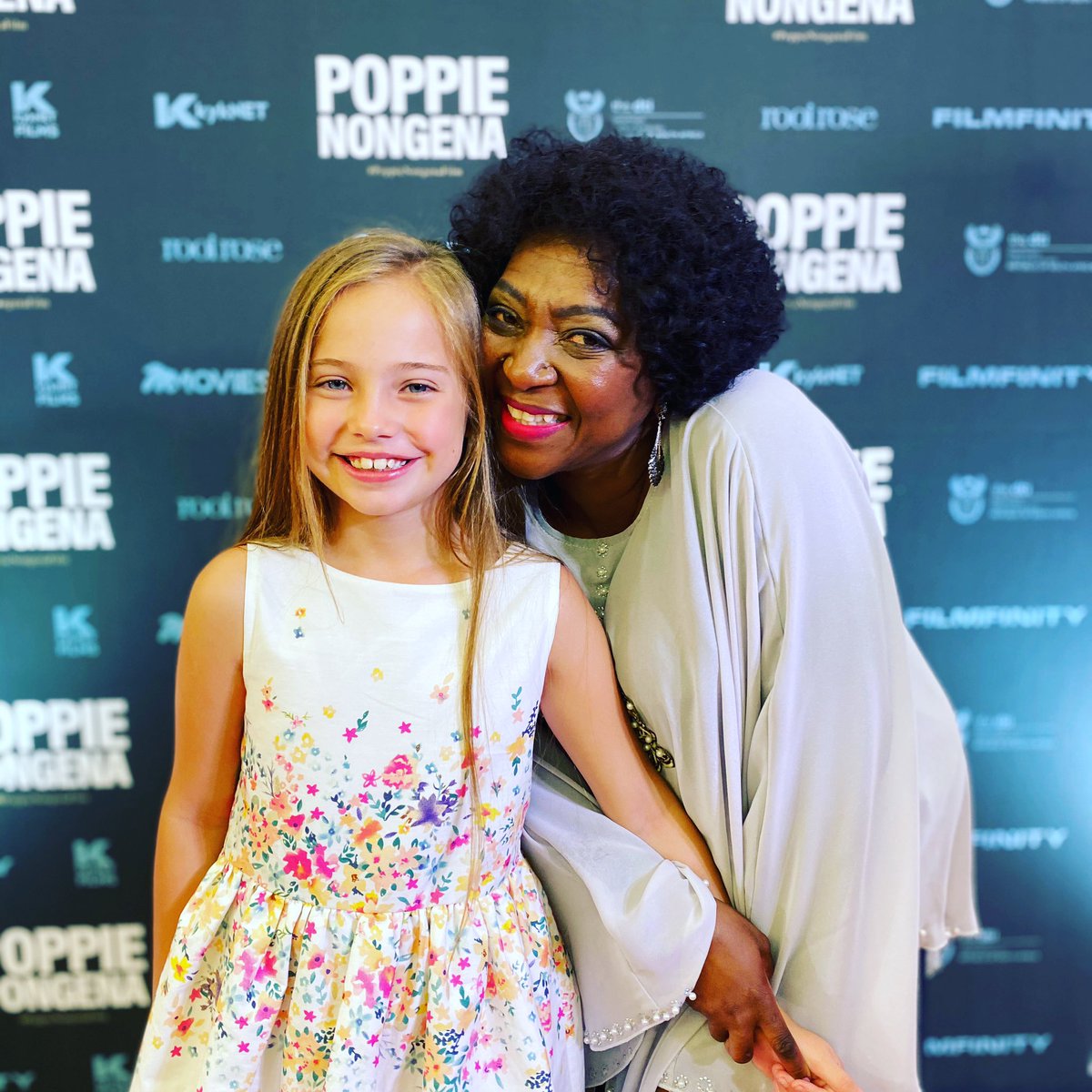 poppiefilm's tweet photo. #PoppieNongenaFilm #Premiere: Die ongelooflike rolverdeling wat aan hierdie hartseer dog inspirerende storie lewe gegee het.
@rolandamarais @LadyClemza #AnnaMartVanDerMerwe #DawidMinnaar
~~~
#rooitapyt #filmpremiere #ourstories https://t.co/rPqOJjkWAk