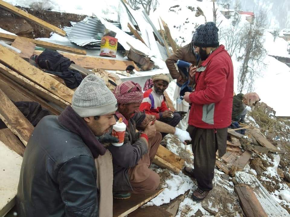 MughalAmiruddin's tweet photo. Volunteers of #PRCS #AJK State branch district Neelum Reached heavy snowfall and #Avalunch affected area Surgan #NeelumValley, for providing First Aid injured people, as least 75 people's killed in. Neelum Valley #Pakistan Administered #Kashmir https://t.co/SgnTp86sEy