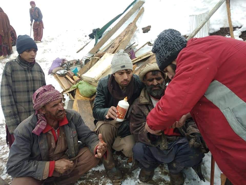MughalAmiruddin's tweet photo. Volunteers of #PRCS #AJK State branch district Neelum Reached heavy snowfall and #Avalunch affected area Surgan #NeelumValley, for providing First Aid injured people, as least 75 people's killed in. Neelum Valley #Pakistan Administered #Kashmir https://t.co/SgnTp86sEy