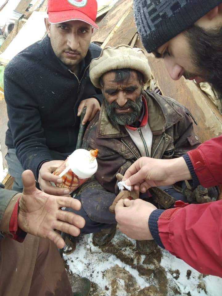 MughalAmiruddin's tweet photo. Volunteers of #PRCS #AJK State branch district Neelum Reached heavy snowfall and #Avalunch affected area Surgan #NeelumValley, for providing First Aid injured people, as least 75 people's killed in. Neelum Valley #Pakistan Administered #Kashmir https://t.co/SgnTp86sEy