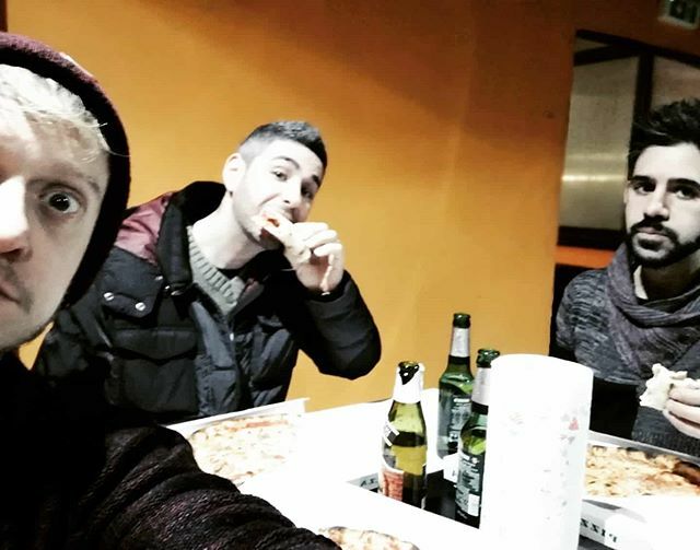 KaramaRock's tweet photo. Una stufetta e tre #piccolialieni = #pizzatime🍕
.
.
.
#ikaramarock #instarock #stayrock #alienstyle #nuovamusicaindipendente #nuovenote #band #musicaindipendente #rock #sirockeggia #siamosolopiccolialieni https://t.co/XP4VL8omSe https://t.co/GWVENZKifR