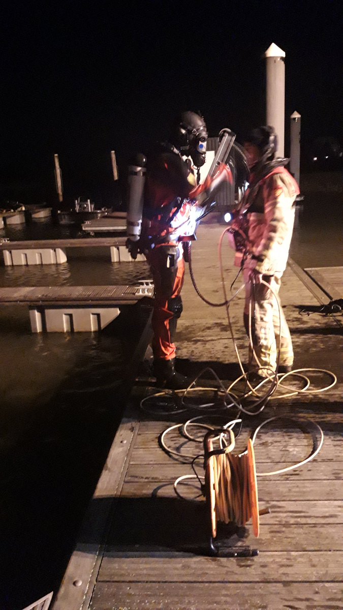 Bikkels zijn ze. De duikploeg van @gem_Heerde oefent bij een gevoelstemperatuur van 5 C in de haven van #Veessen, maar hoe lang nog? Ze worden wegbezuinigd. Wie haalt ons dan nog uit het water?