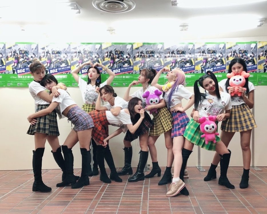 ashthelynx55's tweet photo. Can someone do some magic and make these into wallpapers pls but just like plain ones.
#twicelockscreen
#twicewallpaper https://t.co/uk1wgoLtm8