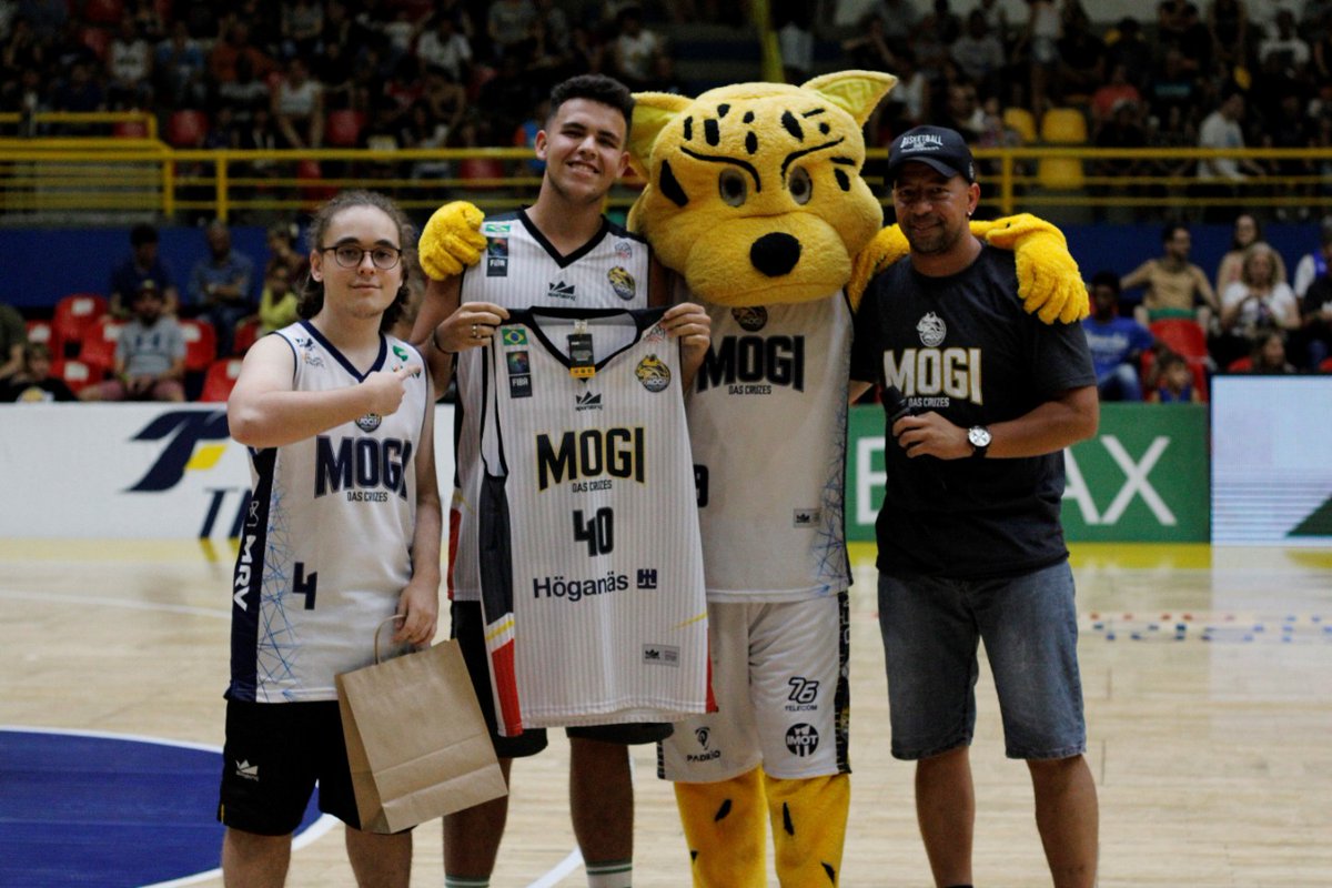 mogibasquete's tweet photo. O vencedor do #ArremessoCampeão da @sportskingbr, no #IntervaloShow do jogo contra o Quimsa valendo uma regata do Mogi basquete foi o Vinicius Freitas. Parabéns! 😻💪 #VaiMogi #semprejuntos #TimeDeGuerreiros #ChampionsLeague #VisiteMogi #TerraDoJaguá https://t.co/Ensq7qJ8Ty