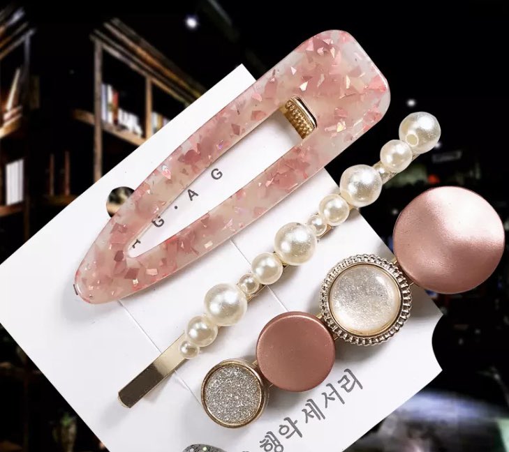 QBeaCollections's tweet photo. NEW diamond accessory clips coming soon π₯ Follow @qbeacollections for more on the release dateππ
.
.
.
#beautyplug #girlboss #lipglossaddict #melanin #wholesale #lipglossvendor #lashesvendor #luxury #businesswoman #makeuplover #makeup #aesthetic #25mmlashes #makeuplook https://t.co/hopb7A8LAK