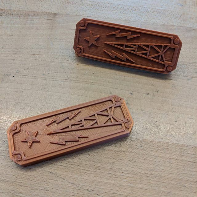 jocolibrary's tweet photo. Printing very small models with a lot of details? Tilt them 45 degrees to the back on the print bed! They will look much better and your supports will clean up much more easily. #3Dprinting #jocomakes https://t.co/7UO22lvWvn