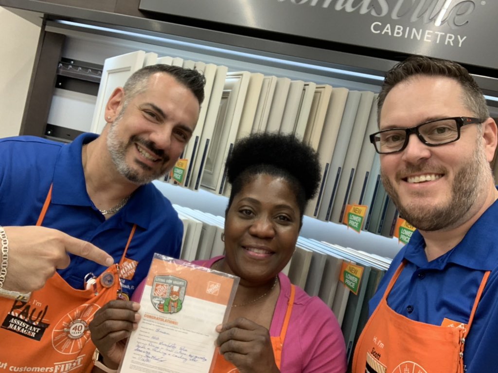 Scott_Key_HD's tweet photo. Great #ServicesFocusWalk at #HD218.  Great job Shawan driving Services and Speciality through your leads and the knowledge that you share with your fellow associates. #1RegionSFL https://t.co/gwKTwWVNq8