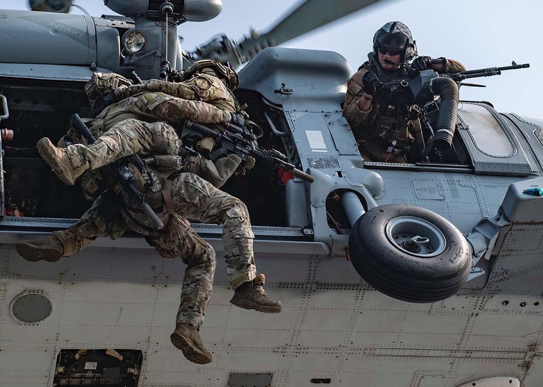 Abrazos que salvan vidas.

Helicóptero MH60S Seahawk de la US NAVY durante un ejercicio de rescate.
