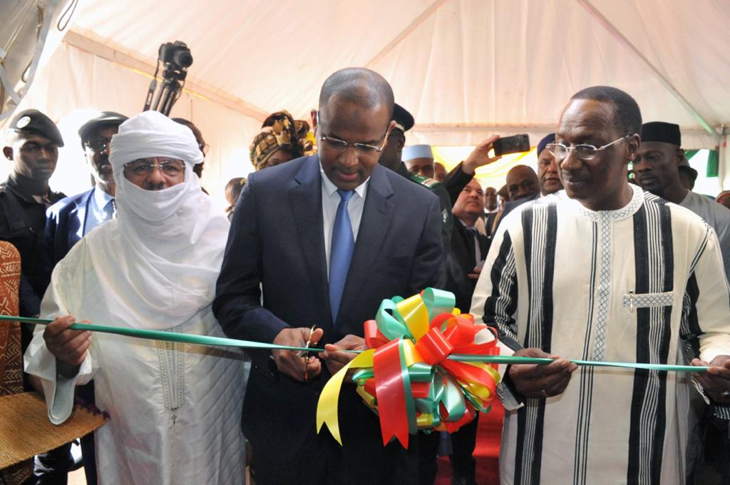 GouvernementM's tweet photo. #FEBAK
Après la coupure symbolique du ruban pour lancer officiellement l’ouverture de cette 13ème édition de la #Foire #Exposition #Internationale de #Bamako, le Premier Ministre Dr Boubou Cissé a procédé à la visite des stands.
#FEBAK2020 suite: ➡️https://t.co/QdrB8CFvzA https://t.co/AVesaEJLOU