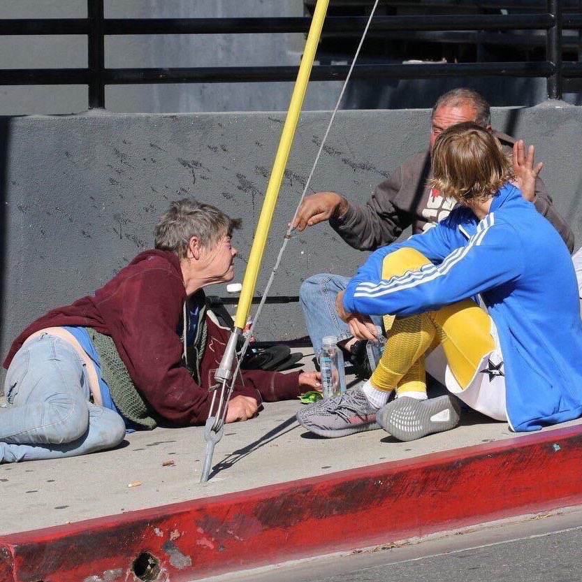 جاستن شاف فقراء في الشارع راح جاب لهم اكل وموية وتبرع لهم بمبلغ من المال وقعد معهم يسمع مشاكلهم، طبع...