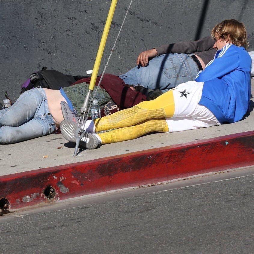 جاستن شاف فقراء في الشارع راح جاب لهم اكل وموية وتبرع لهم بمبلغ من المال وقعد معهم يسمع مشاكلهم، طبع...