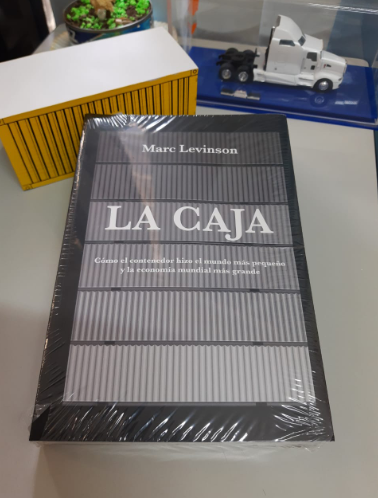 GrupoT21's tweet photo. @valtonsgroup @CruzOsiel @DidierRT @BetoZanela @EDuarteT21 @Irale1427 @XanathLastiri @ItzelDuranM @Rafael_Fdez91 🛤️ La primer persona en enviar su foto de la unidad conmemorativa de los #20AñosT21, ganará el libro "La caja" de Marc Levinson y una suscripción a la #RevistaT21, para el 2do. y 3er. lugar regalaremos suscripciones a la revista. 2/2
#GrupoT21 #20Años #ValtonsGroup https://t.co/b9nQifdrTV