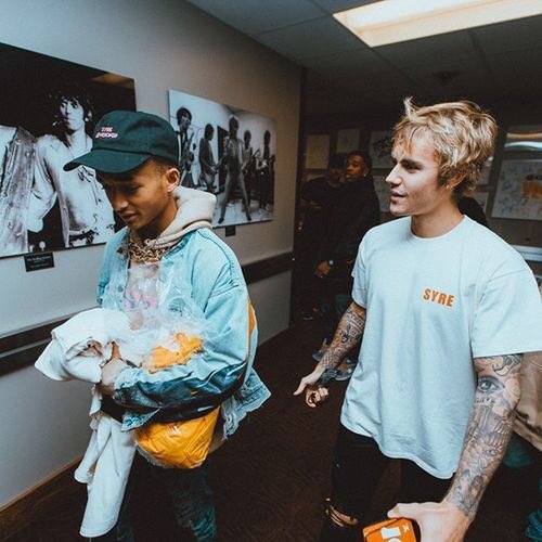 جاستن يطالب بتوقف العنف والعنصرية اتجاه السود ولهم الاحقية بالعيش مثل اي انسان+ جميع أصحابه المقربين...