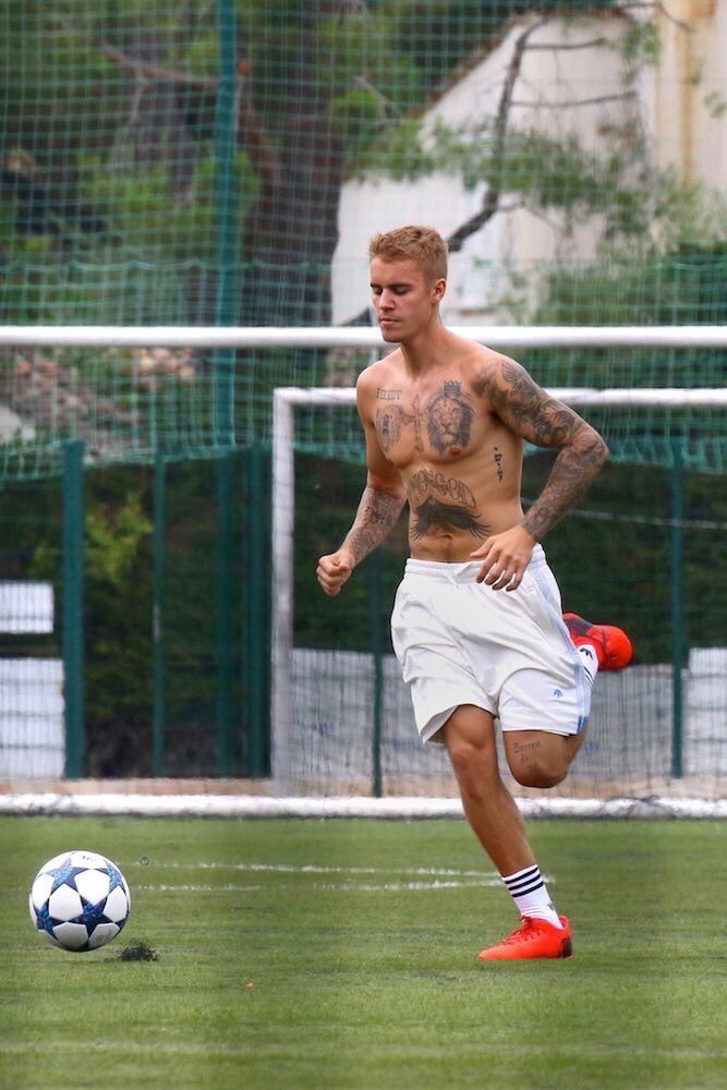 جاستن بعد فترة المراهقة ونضج سوا هالتاتو “Better At 70” "افضل في السبعين" عشان يذكر نفسه يكون افضل و...