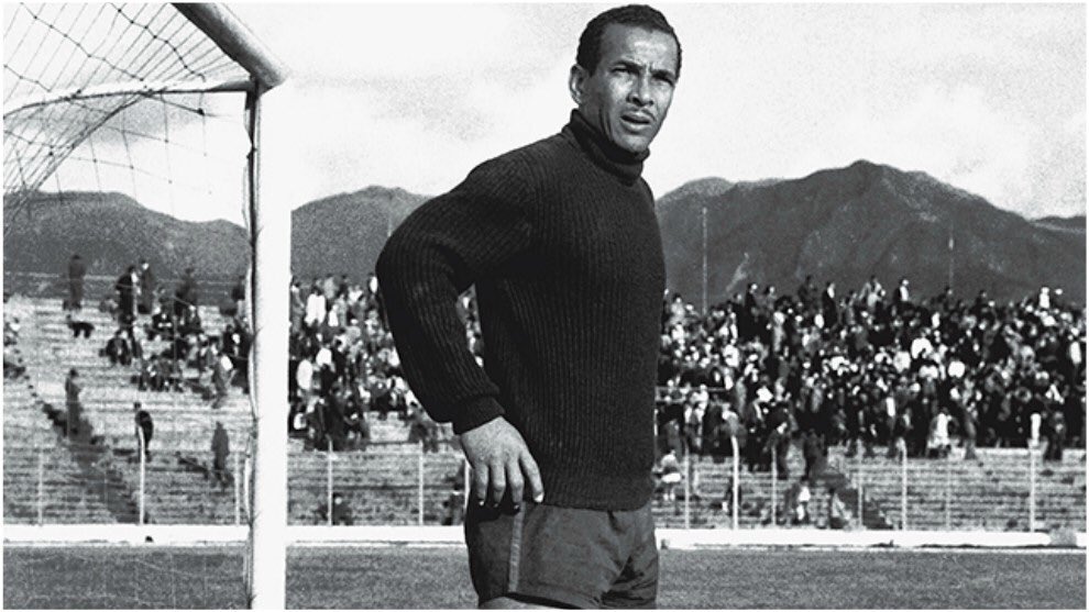 colombianhist's tweet photo. #ATENCIÓN | Falleció a sus 93 años Efraín “El Caimán” Sánchez, el barranquillero fue el arquero titular de la Selección Colombia en el Mundial de Chile 62, acompañó equipos como Millonarios, San Lorenzo de Almagro, América, Cali, Junior, Santa Fe, Medellín y Atlas de México. QEPD https://t.co/z936g1MorH