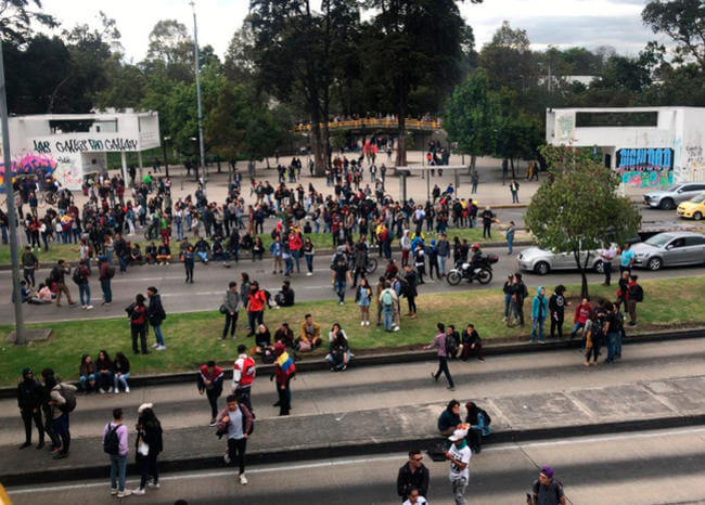 BluRadioCo's tweet image. #VIDEO Manifestantes bloquean la carrera 30 frente a la Universidad Nacional → bit.ly/30shppM #VocesySonidos