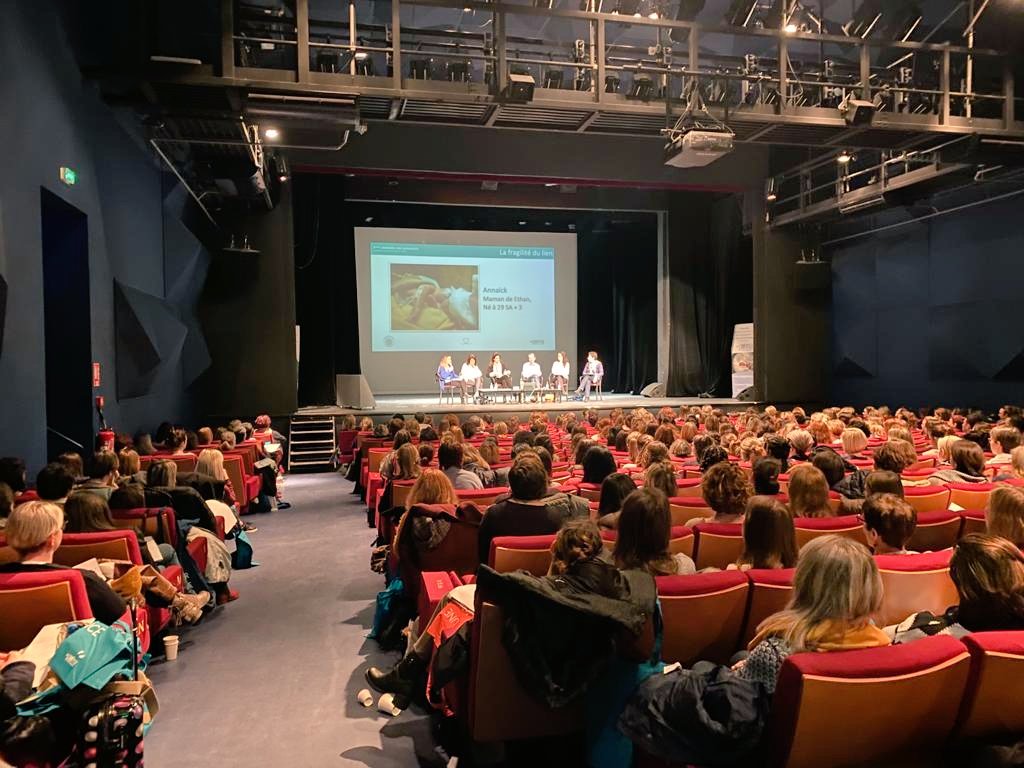 Gnougnou25's tweet photo. Aujourd'hui @SOSPrema avec toute son équipe de choc a démarré sa formation pour les soignants "Parents / soignants : vivre ensemble la prématurité" 

Il y avait plus de 385 soignants en néonatalogie. Quelle fierté d'en être la marraine et porte parole! 😻💜💫 #SOSPréma #JDS2020 https://t.co/5g2xDsSFW4