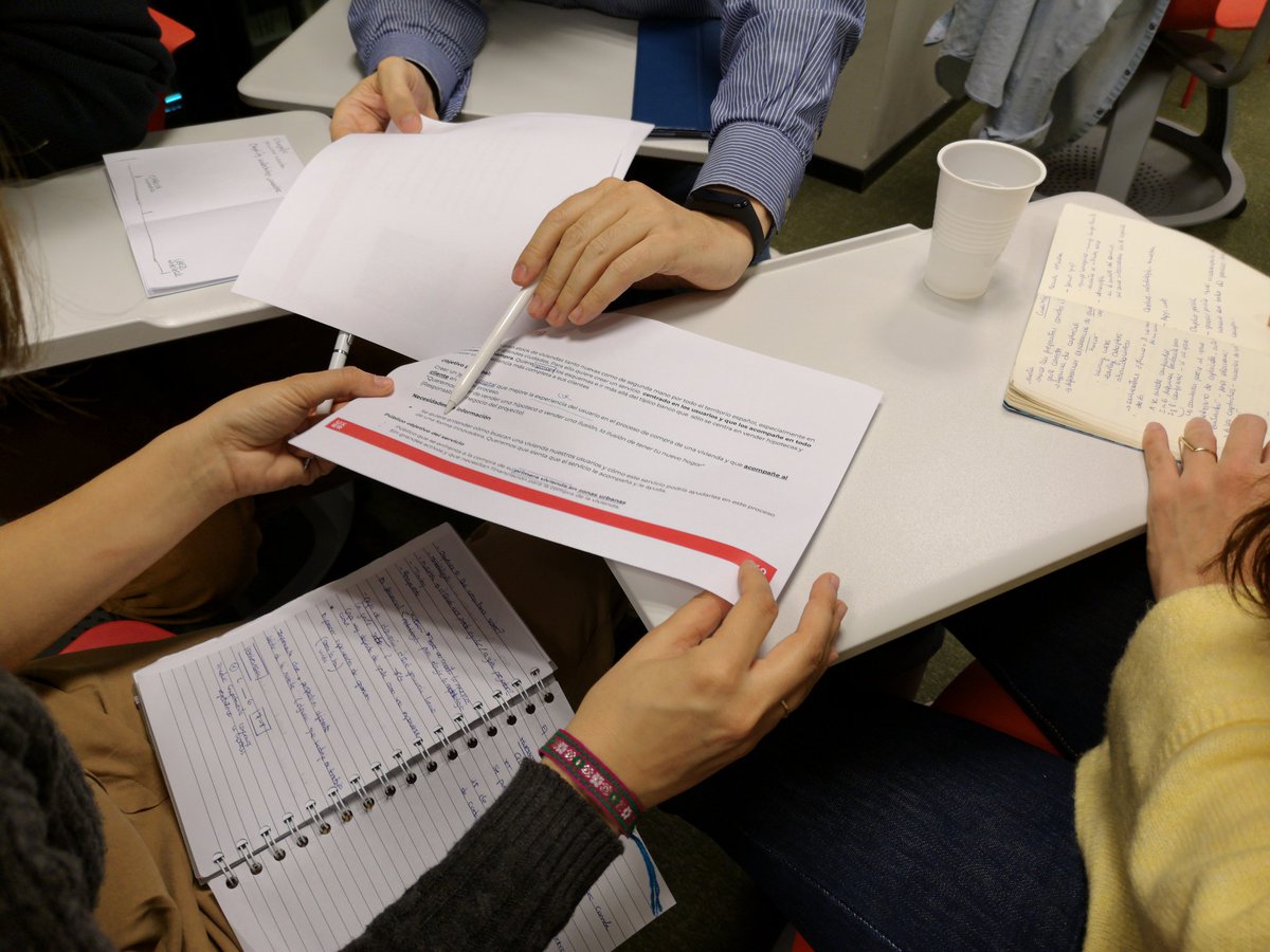 uxerschool's tweet photo. 💪 ¡Manos a la obra! En #Madrid abordamos el reto de crear un #serviciodigital para #usuarios que quieren comprar una vivienda, que les acompañe y les ayude, para lo que necesitamos entender cómo buscan vivienda.
#UXERWorkshop #UXResearch https://t.co/jZ67uEdFNq