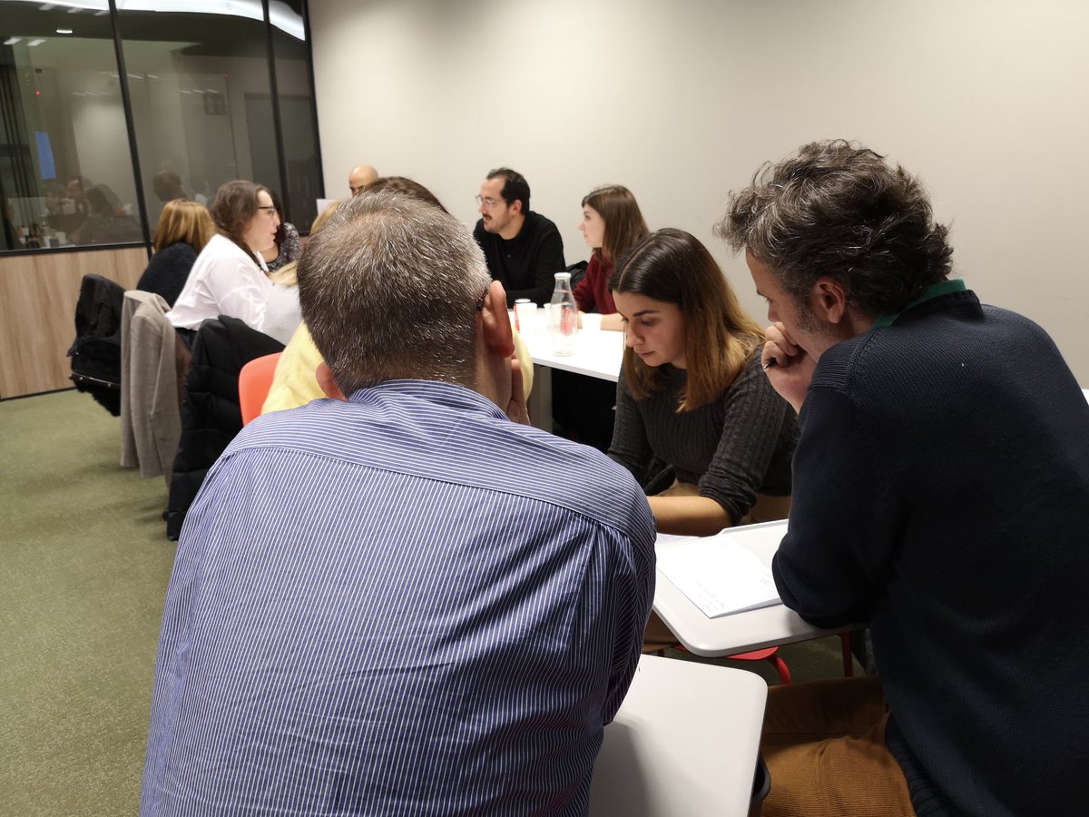 uxerschool's tweet photo. 💪 ¡Manos a la obra! En #Madrid abordamos el reto de crear un #serviciodigital para #usuarios que quieren comprar una vivienda, que les acompañe y les ayude, para lo que necesitamos entender cómo buscan vivienda.
#UXERWorkshop #UXResearch https://t.co/jZ67uEdFNq