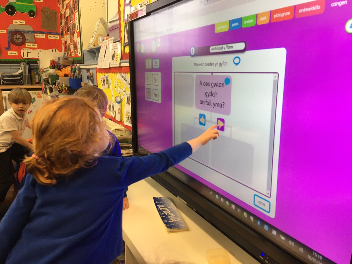 YsgolCiliauParc's tweet photo. Defnyddio basdata canghennog wrth ddysgu am anifeiliaid y fferm. Using a branching database while learning about farm animals. @HwbNews @just2easy_com #BranchingDatabase #DosbarthCadwgan #DevelopingVocabulary #DatblyguGeirf #JiT @Danny_j2e https://t.co/JlcdziWvtc