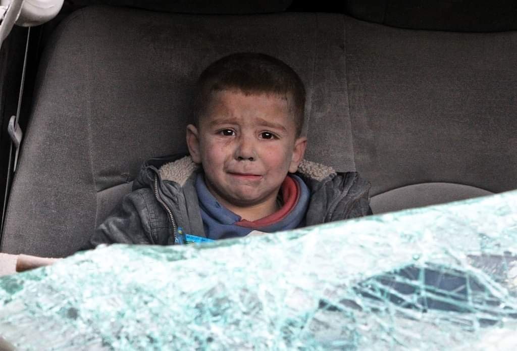 AnasAlshamy10's tweet photo. الشاهد على المجزرة 💔
أي خوف تخبرنا عينيه ....!
#إدلب
The witness to the massacre
 What a fear his eyes tell us!
 #Idlib
#suriyeli 
#Syria
#IdlibUnderFire 
#idlib_yanıyor https://t.co/szT1TUEH6E