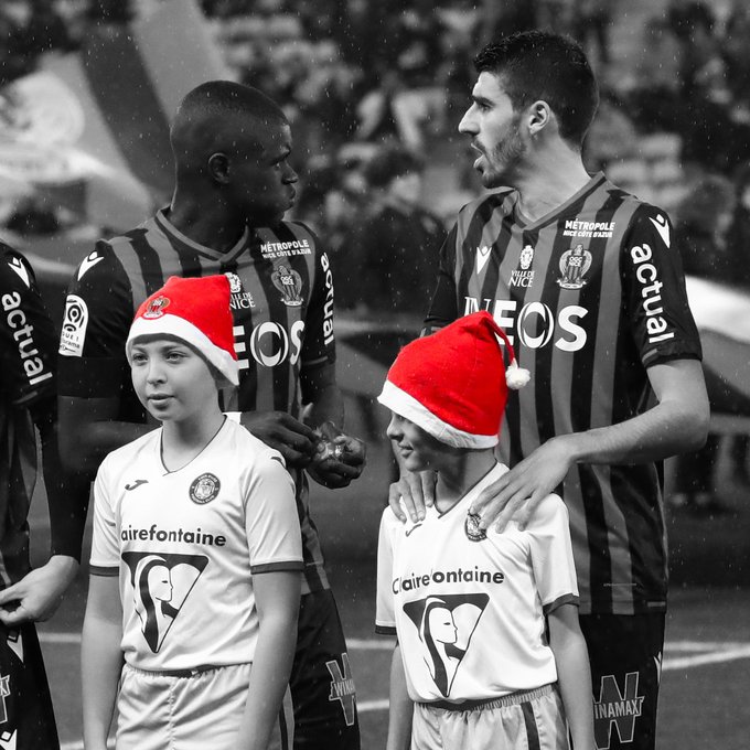 lequipe's tweet photo. Nice, qui a écopé de 2 000 euros d'amende avec sursis, car les enfants accompagnant les joueurs face à Toulouse avaient des bonnets de Noël, n'a pas manqué de réagir avec humour à la décision de la Ligue https://t.co/JXsY27LrPw https://t.co/RcO6287Wub
