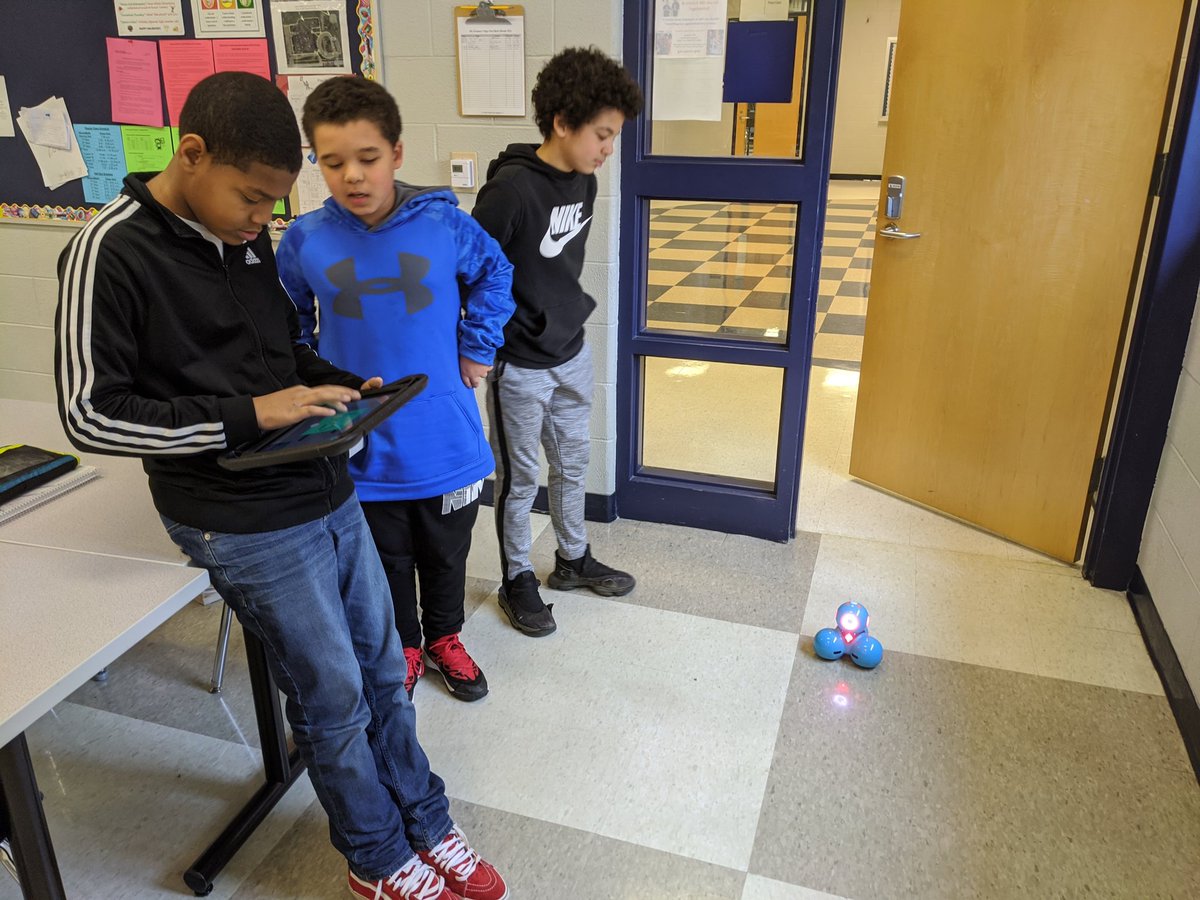 FranseeTech's tweet photo. A lot of fun coding today in 6th grade Tech Ed! #CMSCode #wonderworkshop #cmaker https://t.co/43VGQDApno
