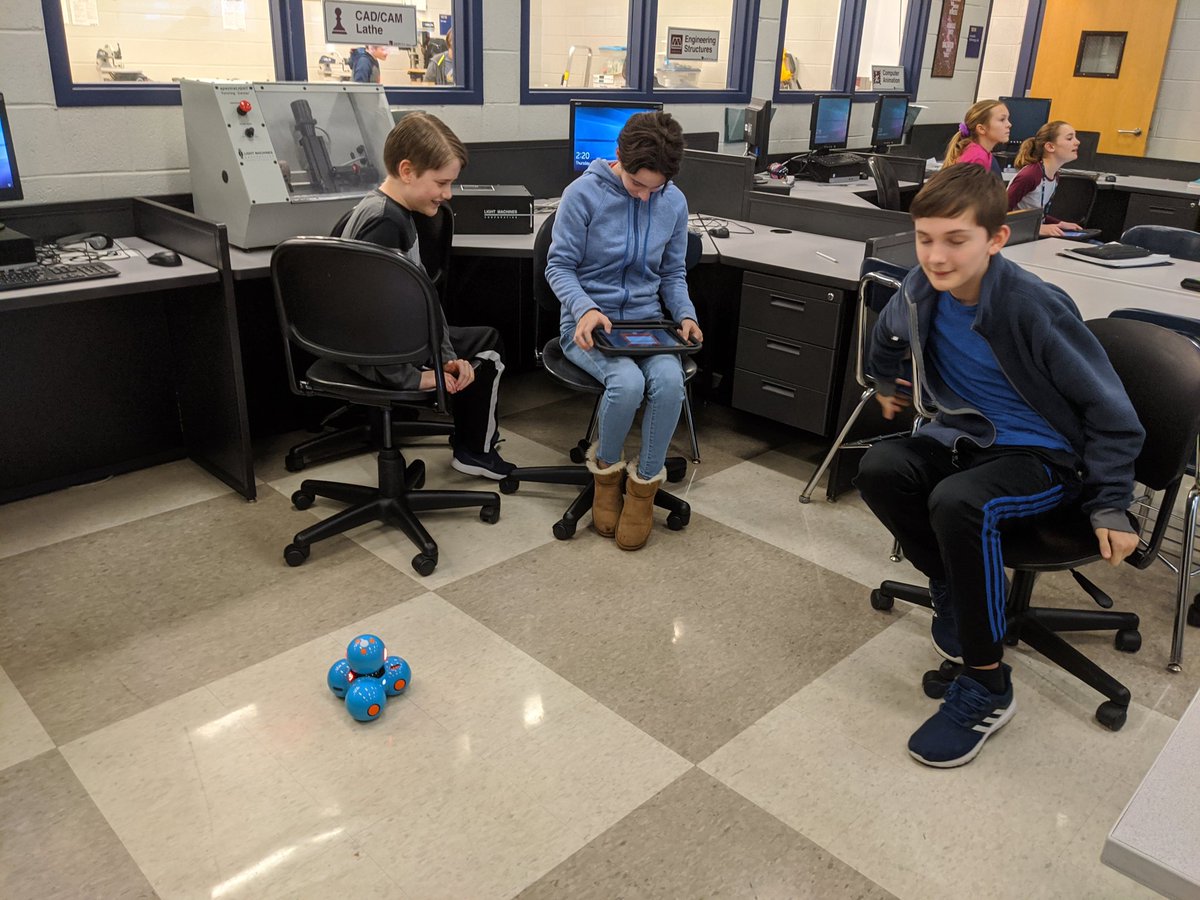 FranseeTech's tweet photo. A lot of fun coding today in 6th grade Tech Ed! #CMSCode #wonderworkshop #cmaker https://t.co/43VGQDApno
