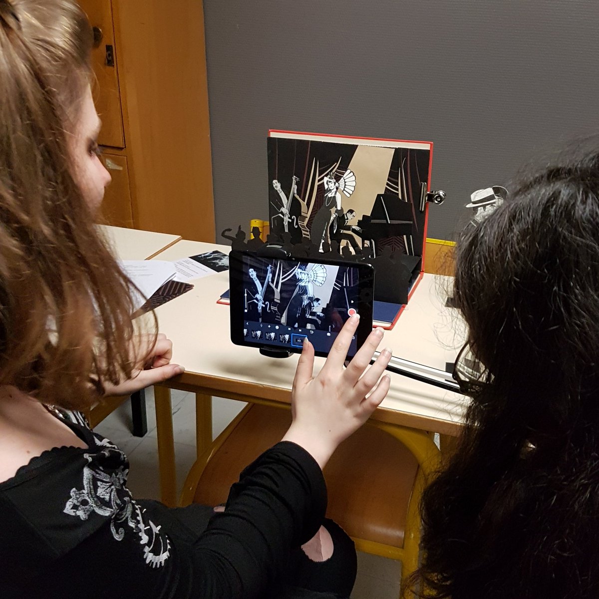 LEMarts_AP's tweet photo. Atelier studio Pop Hop sur le film noir pour des élèves de la section Arts plastiques du LEM, avec l'intervention de Jeremy Laurichesse de l'association Le FAR ("Filmer l'Air de Rien") #ArtsPlastiques #EAC #filmanimation https://t.co/KnkyYLh22O