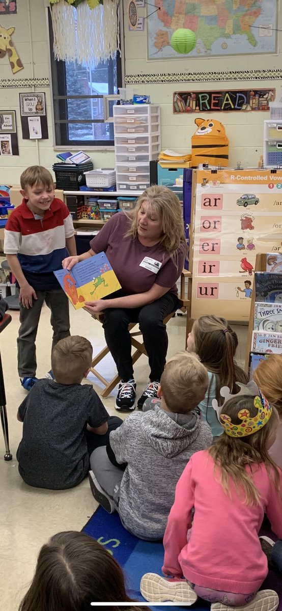 Jennife07654099's tweet photo. Ridge’s mom was today’s guest reader!  Animal books to go with our current reading unit!!  #WeAreChardon #munson #firstgrade https://t.co/X0n3Ific79