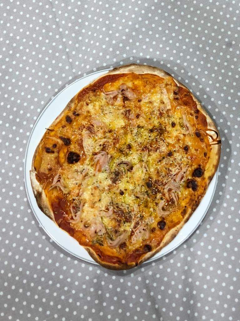 forncasaroseta's tweet photo. 🍕 Avui per sopar, PIZZA! Així d'espectaculars queden les nostres bases de #pizza elaborades de forma artesana, amb una base molt prima i cruixent. #FornCasaRoseta https://t.co/RmhPSWNmZf