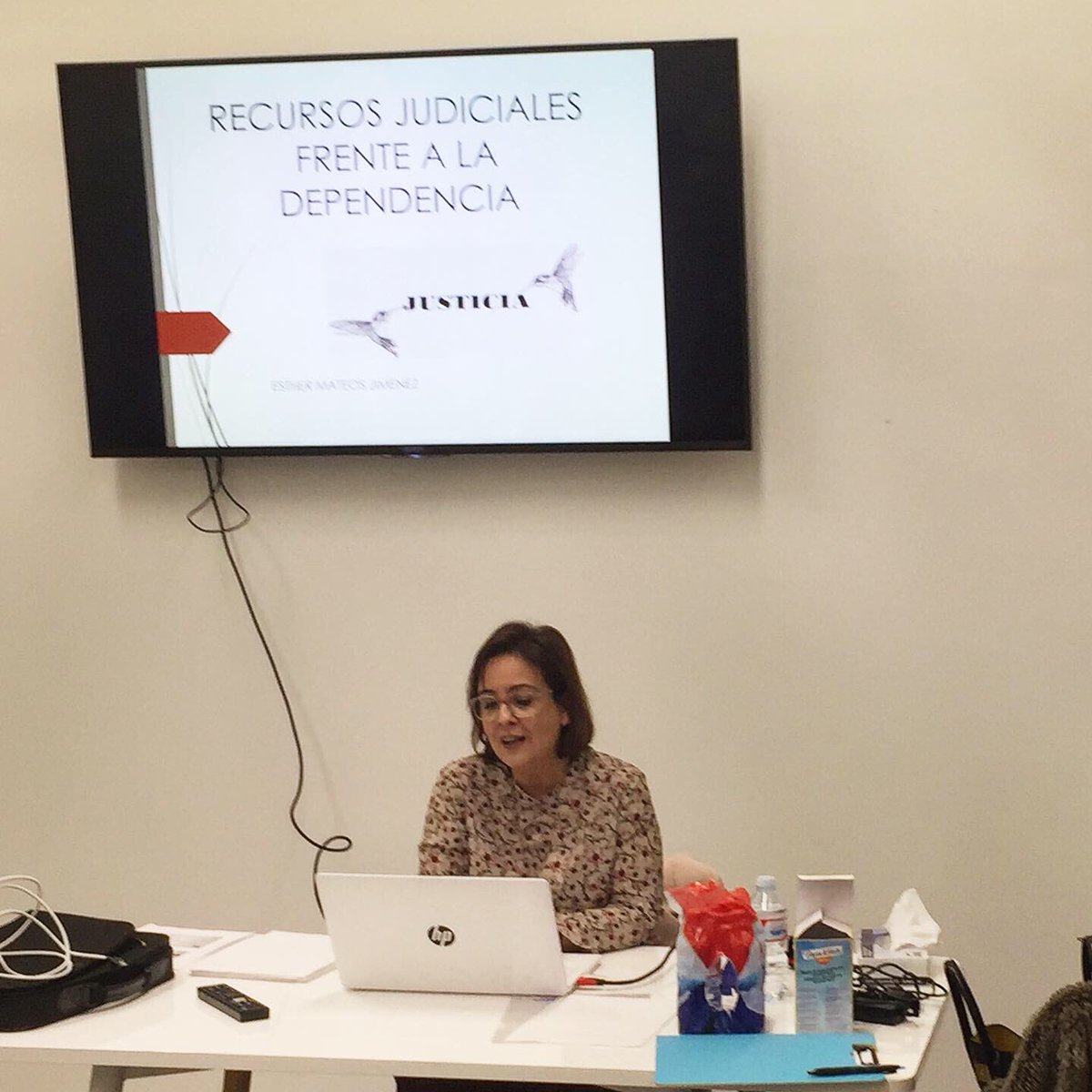 aotlp's tweet photo. La experta en Derecho de Familia @esthermateos impartiendo la charla sobre Recursos Judiciales frente a la Dependencia, organizada por @aotlp dirigida a familiares de afectados y profesionales de la #saludmental. Nuestro agradecimiento a @Itasaludmental por vuestra colaboración. https://t.co/lo4JTJNNQb