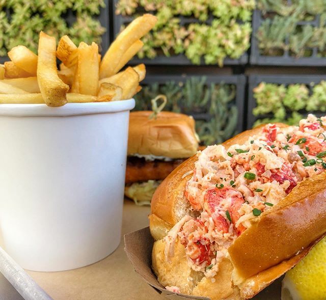 OCMomBlog's tweet photo. I found the BEST lobster roll in LA π¦@voltaggio_strfsh @galleryfoodhall #youbaitcha #strfsh #partnership https://t.co/g0XJIVlEKe