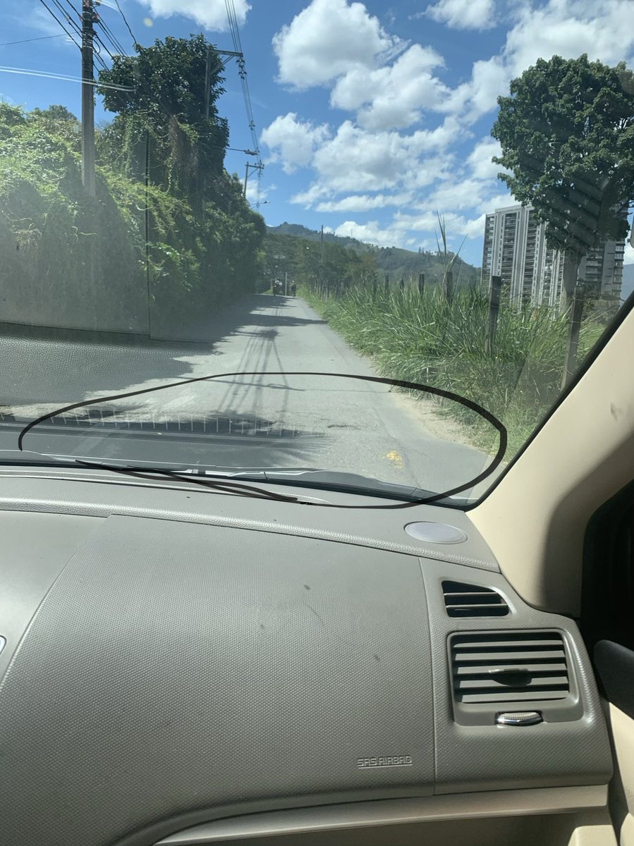 eliecerofficial's tweet image. El Domingo 12 de enero, me caí de la moto  con mi novio en la carrera 27A, arriba de la guardería mañanitas.
No hay policías acostados pintados, hay aproximadamente 5 y ninguno está pintado @MovilidadEnv @AlcaldiaEnv