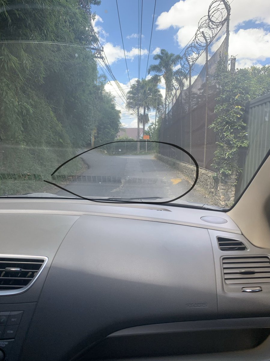 eliecerofficial's tweet image. El Domingo 12 de enero, me caí de la moto  con mi novio en la carrera 27A, arriba de la guardería mañanitas.
No hay policías acostados pintados, hay aproximadamente 5 y ninguno está pintado @MovilidadEnv @AlcaldiaEnv