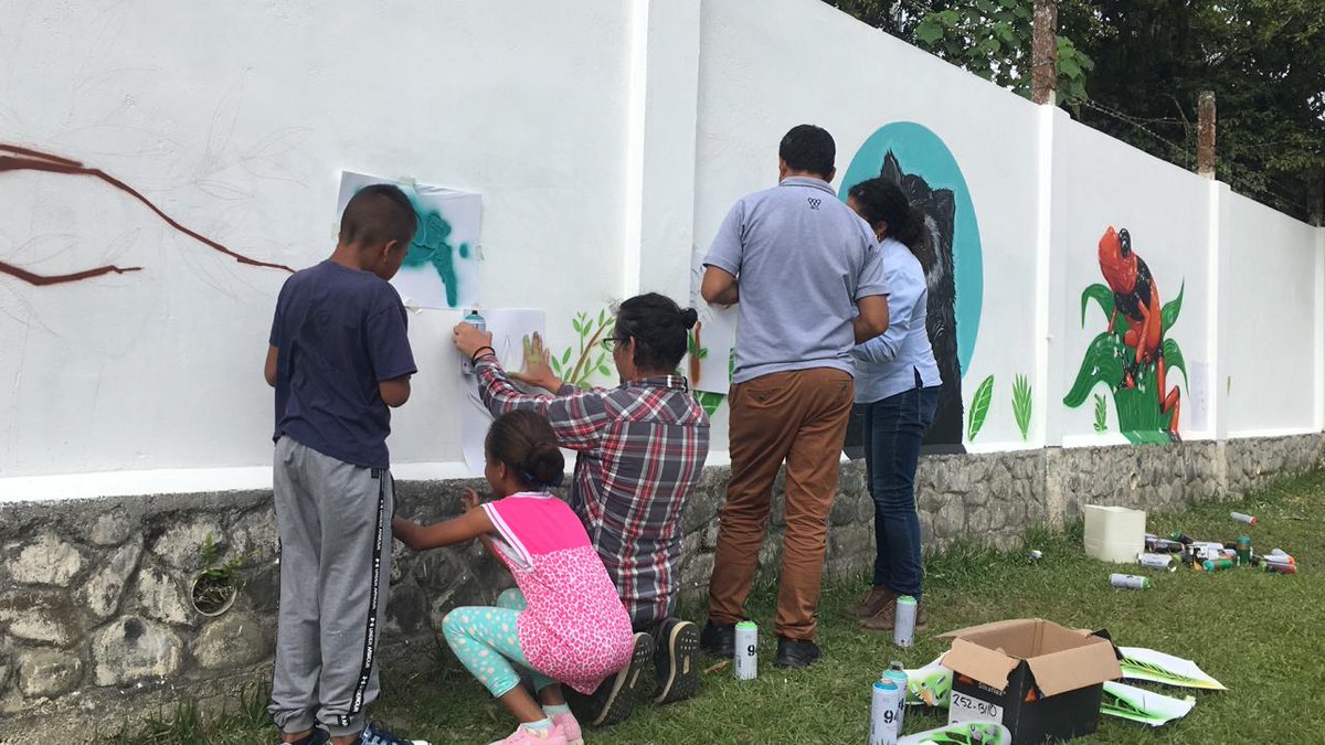 WCSColombia's tweet photo. #AestaHora junto a diseñador gráfico Willington Giraldo @For3st1982, avanza pintura de mural en honor a la #conservación del #OsoAndino en sede de @ParquesColombia corregimiento El Queremal. Participan firmantes de acuerdos y representantes @Grupo_Argos @CvcAmbiental @WCSColombia https://t.co/NZQAZCEz19