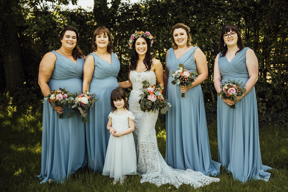 Welcoming the lovely Andy and Laura to WWW today >> whimsicalwonderlandweddings.com/long-furlong-f… thanks to Michelle Wood Photographer <a href="/GJBridal/">George James Bridal</a> <a href="/hungryhogbbquk/">Hungry Hog BBQ</a> <a href="/jabberwockyfood/">The Jabberwocky</a>