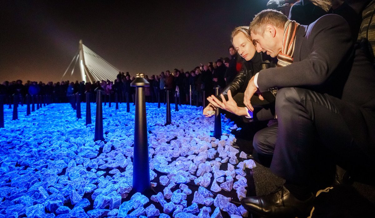 PaulBlokhuis's tweet photo. 104.000 stenen worden over Nederland verspreid om ons eraan te herinneren dat in heel Nederland Roma, Joden en Sinti onbeschrijfelijk hebben geleden tijdens WOII. Een indrukwekkend monument dat over 170 gemeenten wordt verspreid. 
https://t.co/ObsAQHjld7 #levenslicht https://t.co/d89qtccuzv
