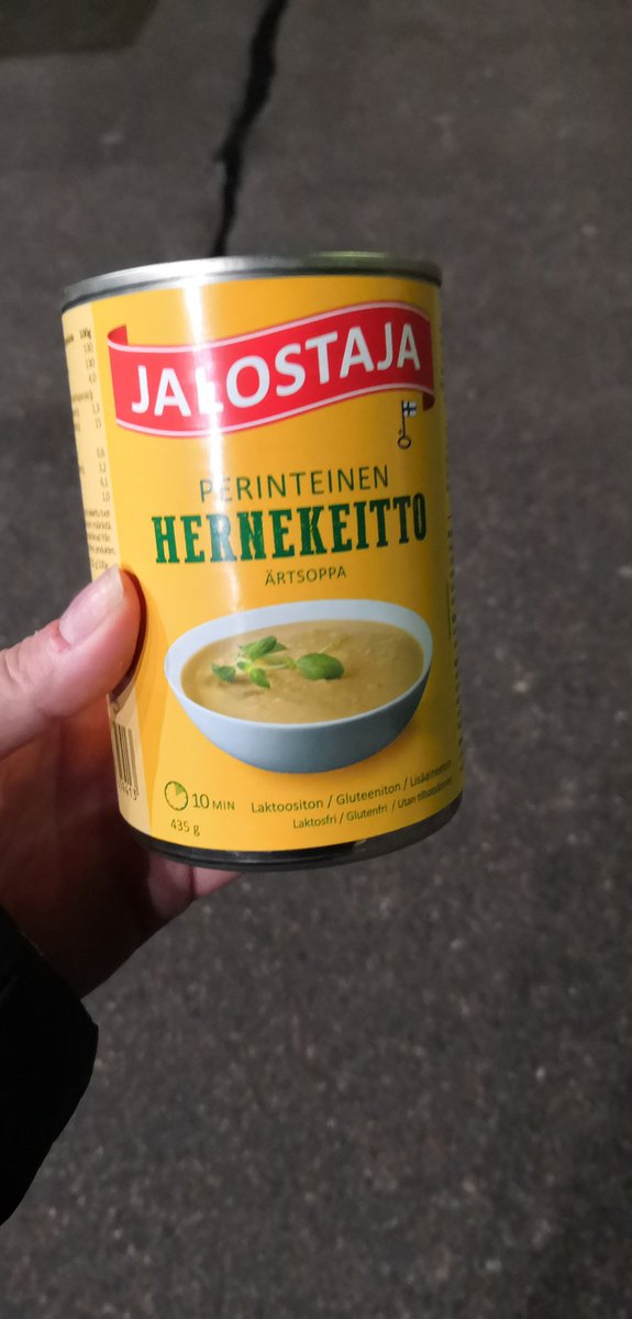 Tainak_kojootti's tweet photo. Nyt on #urheilugaala'n läksiäislahjat kohdallaan. #hernari #seperinteinenkotivara #hemförråd #homeemergencysupplykit #72h #meneekäyttöön #arkiseonurheilijoillakin https://t.co/HlDjwZn9cr