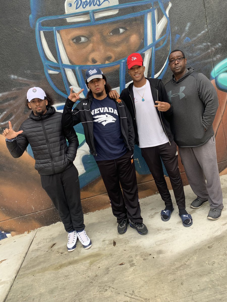 t_mateialona11's tweet photo. No school in the section getting out like us at the D 🚫🧢#KingsOfCompton https://t.co/QpYbkSzR1X