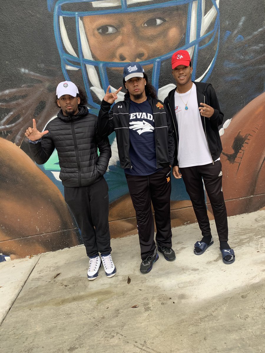 t_mateialona11's tweet photo. No school in the section getting out like us at the D 🚫🧢#KingsOfCompton https://t.co/QpYbkSzR1X