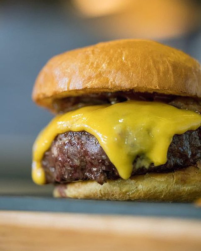 ¿Quieres hincarle el diente a la mejor hamburguesa de España? city-confidential.com/mejores-puesto…