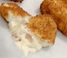 JCCapel's tweet photo. ¿Cuál es la receta de las croquetas de @Ivan_Cerdeno capaz de ganar tres ediciones seguidas el concurso que en @madridfusion auspicia @JamonJoselito? Tres cocineros de distintos restaurantes. https://t.co/Uia8s2WuKg https://t.co/zFkosWuvfK